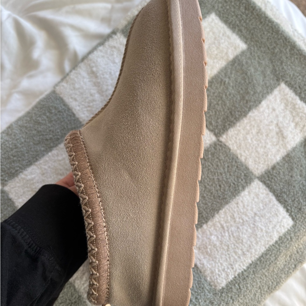 Dream Pairs Beige Women's Slippers - Picture 4 of 4